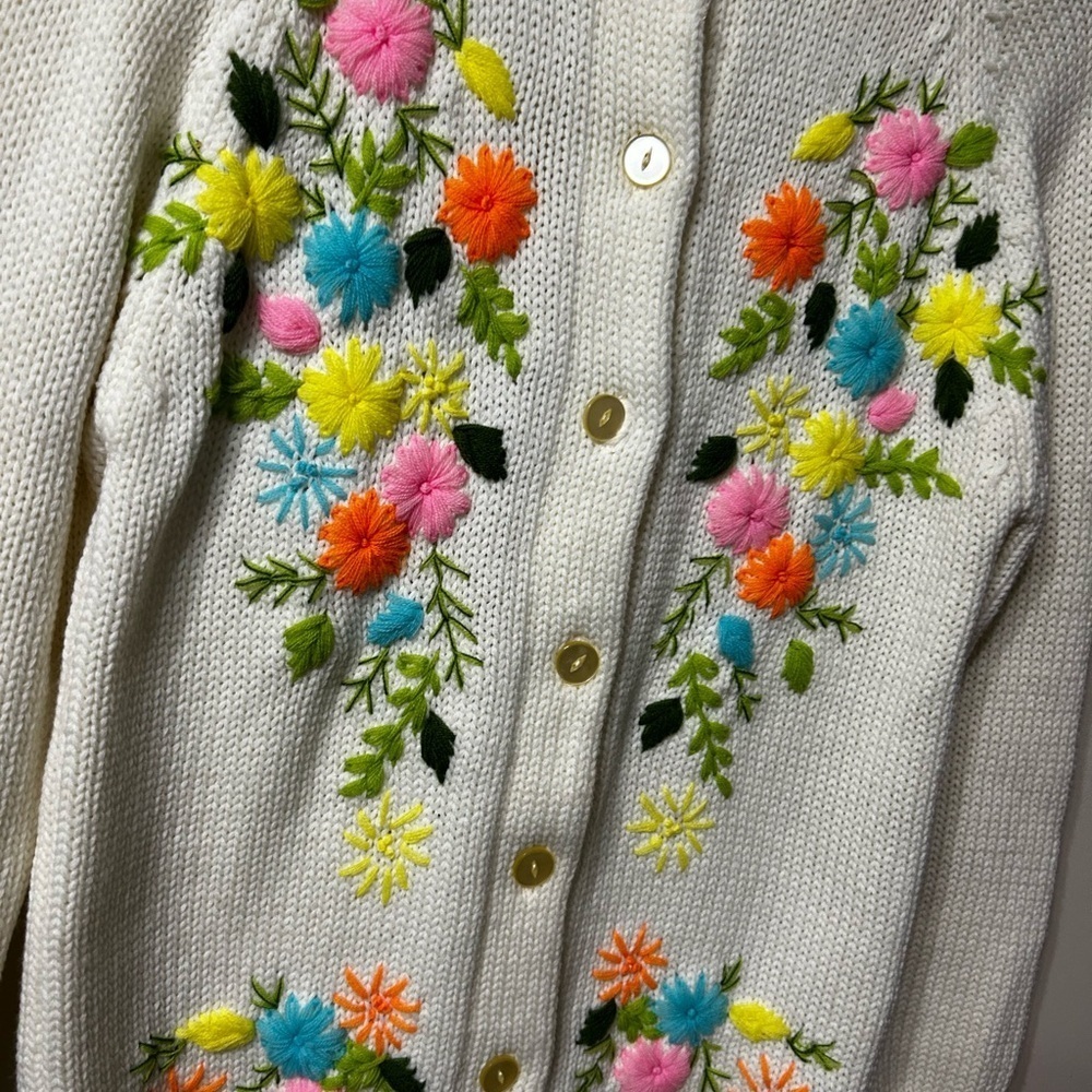 Kimlon Vintage Acrylic White Cardigan with Multicolor Floral Embroidery Sweater - Picture 2 of 4